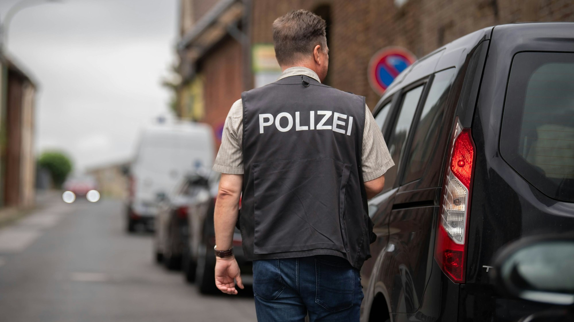 Das Bild zeigt einen Kripo-Beamten am Tatort in Füssenich.