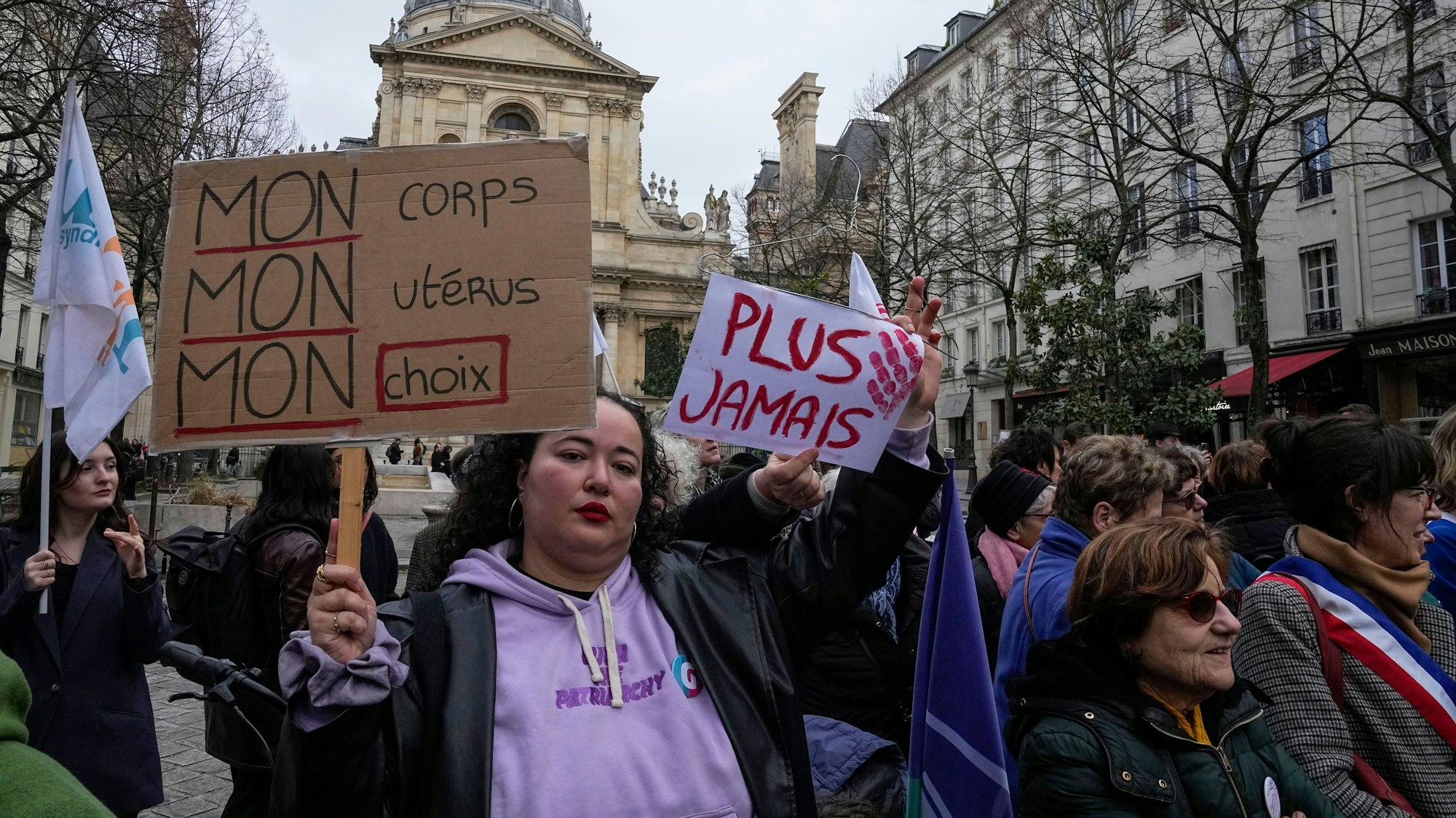 Eine Abtreibungsbefürworterin hält Schilder mit der Aufschrift «Mein Körper, meine Gebärmutter, meine Entscheidung» und «Nie wieder» während einer Demonstration für Abtreibungsrechte vor der Universität La Sorbonne.