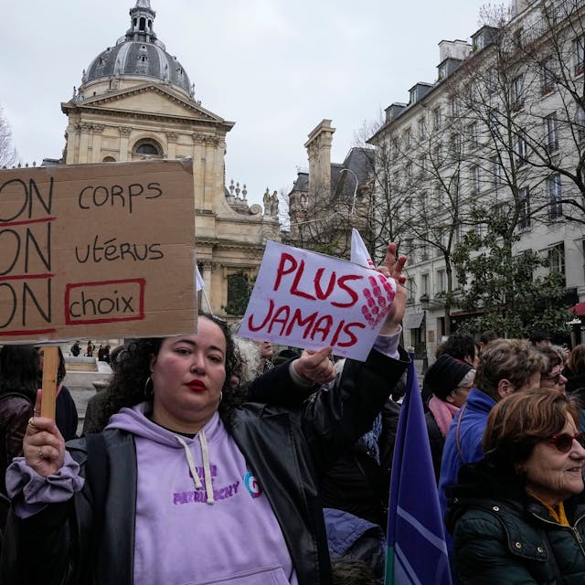 Eine Abtreibungsbefürworterin hält Schilder mit der Aufschrift «Mein Körper, meine Gebärmutter, meine Entscheidung» und «Nie wieder» während einer Demonstration für Abtreibungsrechte vor der Universität La Sorbonne.