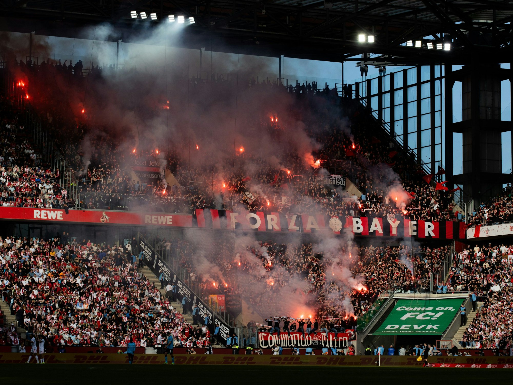 Rhein-Energie-Stadion: Leverkusens Fans zünden Pyro.