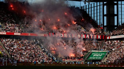 Rhein-Energie-Stadion: Leverkusens Fans zünden Pyro.&nbsp;