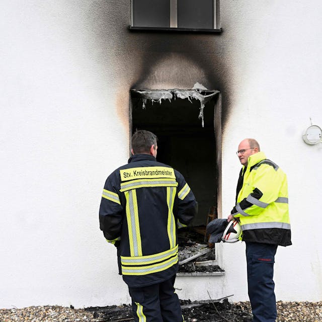 Feuerwehrleute untersuchen eine Brandstelle des Seniorenheims in Bedburg-Hau. Bei der Feuerkatastrophe sind vier Menschen ums Leben gekommen.