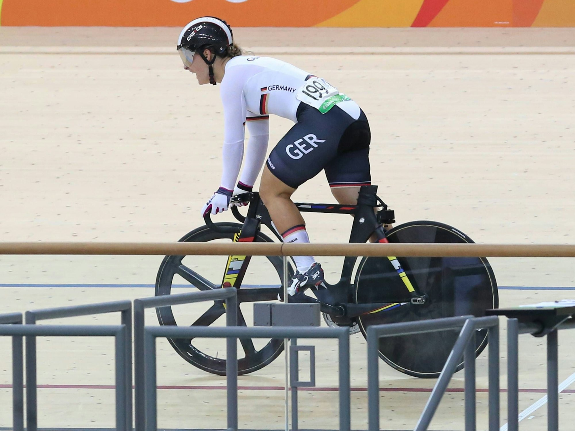 Kristina Vogel auf ihrem Rad ohne Sattel beim Sprintfinale der Olympischen Spiele 2016.