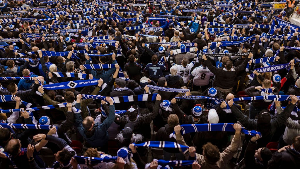 Fans des Hamburger SV halten beim Auswärtsspiel in Düsseldorf ihre Schals in die Höhe.