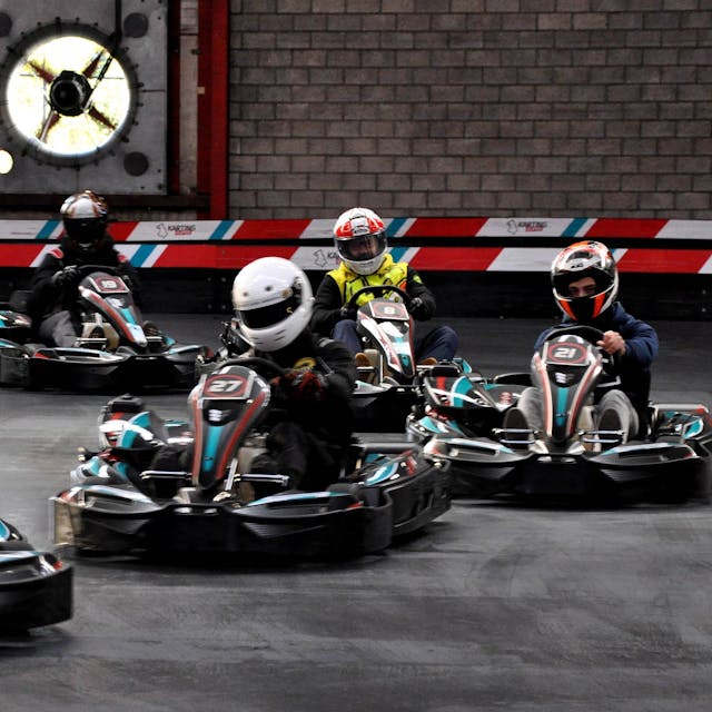 Fünf Rennfahrer fahren mit ihren Karts auf der Kartbahn im belgischen Eupen.