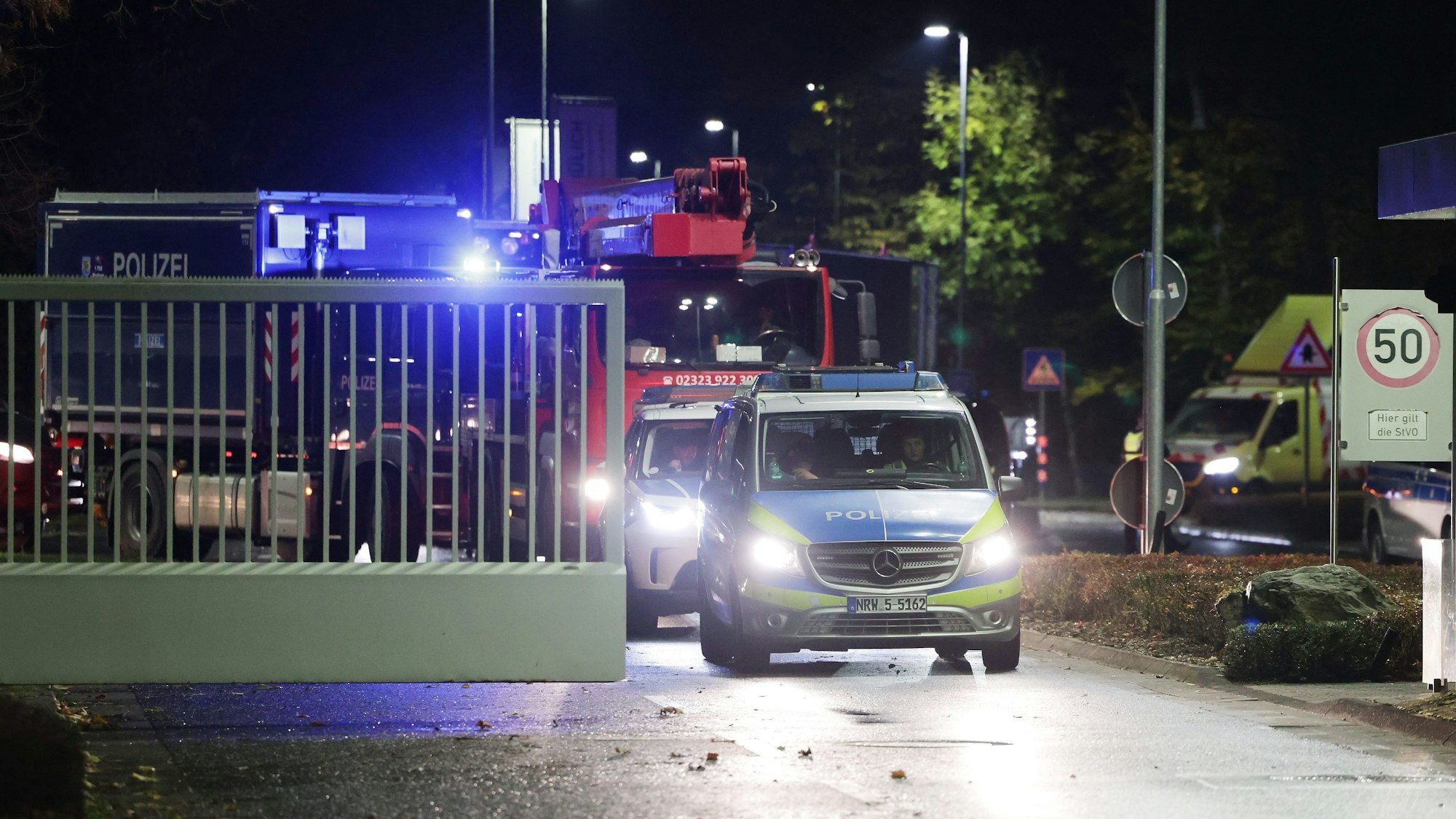 Einsatzkräfte der Polizei sichern die Probefahrt eines leeren Castor-Behälters in Jülich.