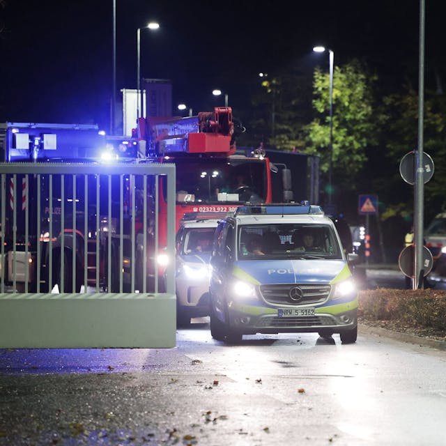 Einsatzkräfte der Polizei sichern die Probefahrt eines leeren Castor-Behälters in Jülich.