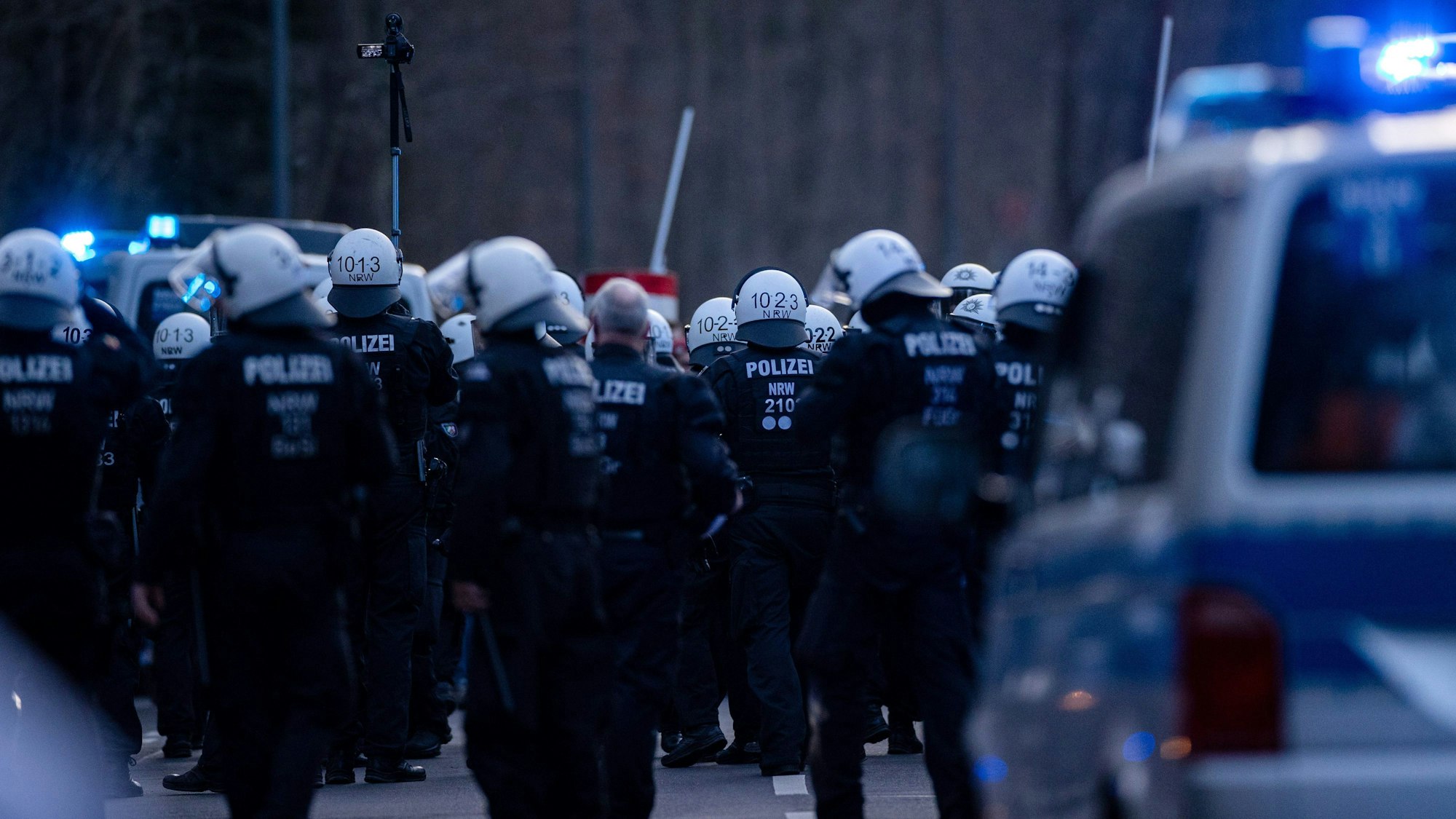 Polizisten kommen Kollegen zur Hilfe, die auf der Junkersdorfer Straße nach Spielschluss von gewalttätigen FC-Anhängern angegriffen worden waren.