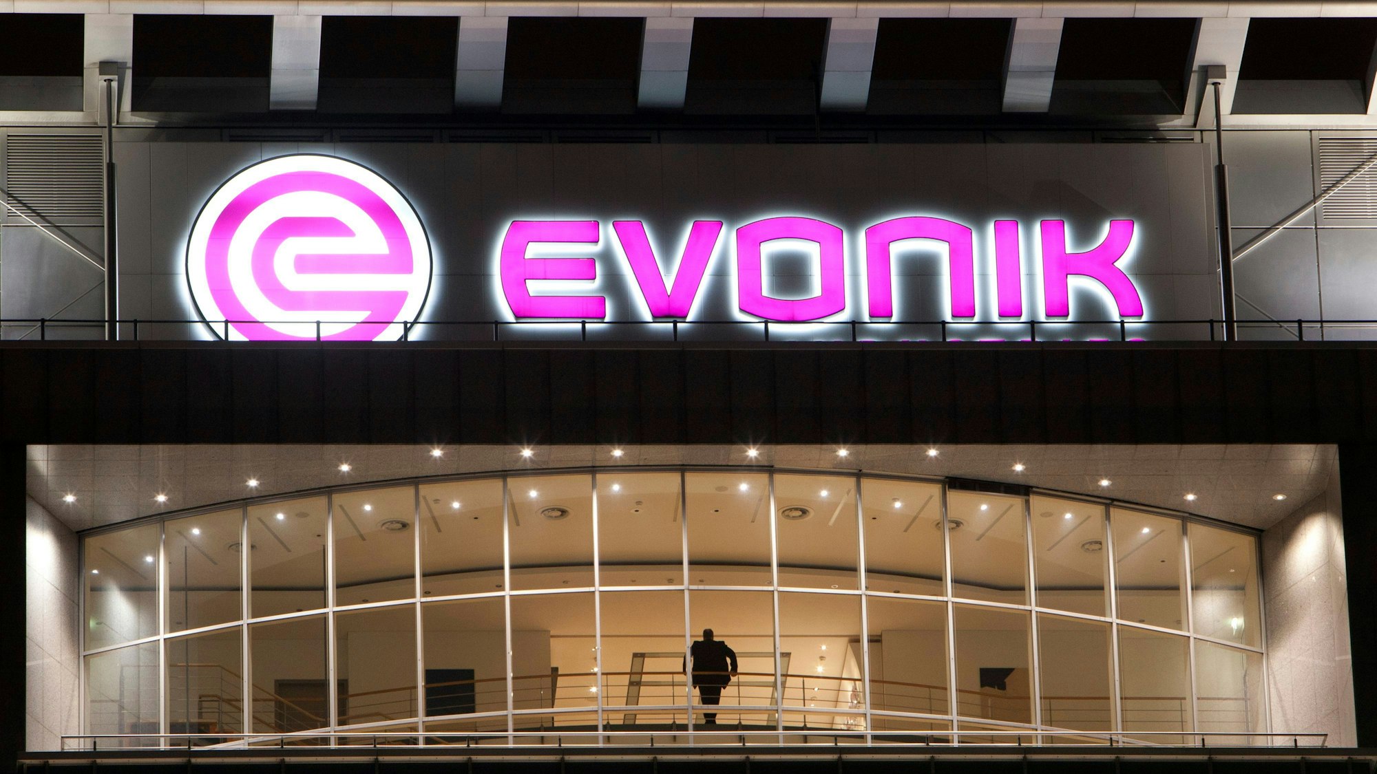 ADas Logo von Evonik leuchtet an der Fassade der Firmen-Zentrale