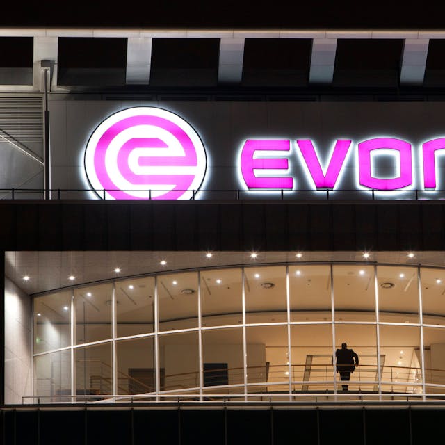 ADas Logo von Evonik leuchtet an der Fassade der Firmen-Zentrale