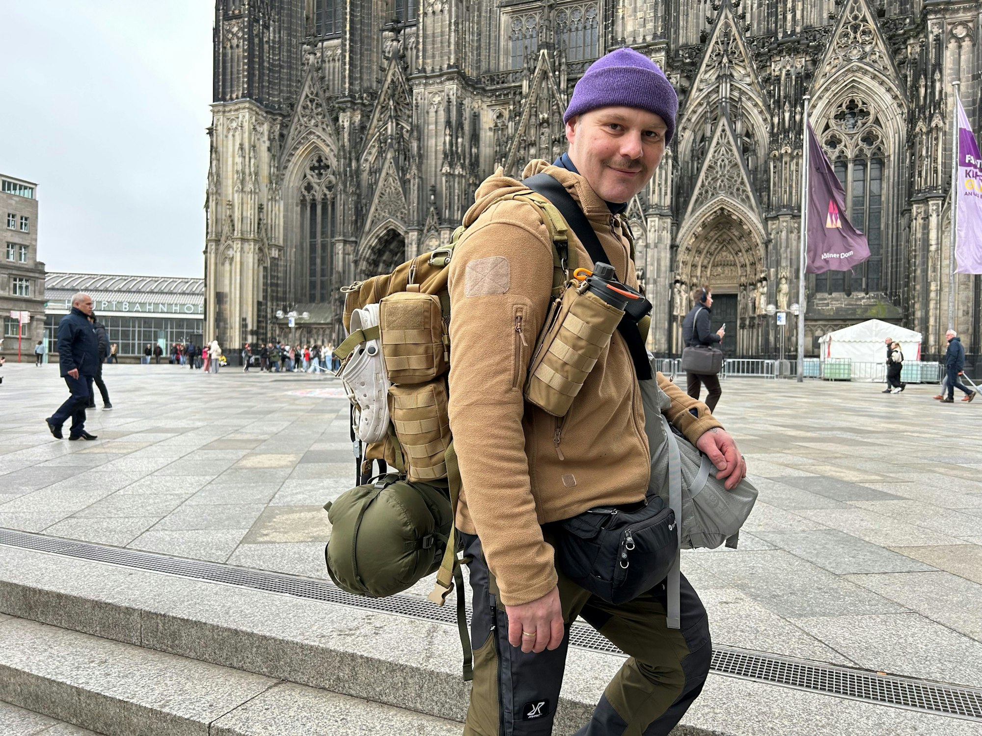 Tobias Nied steht vor seinem langen Fußmarsch vor dem Kölner Dom.