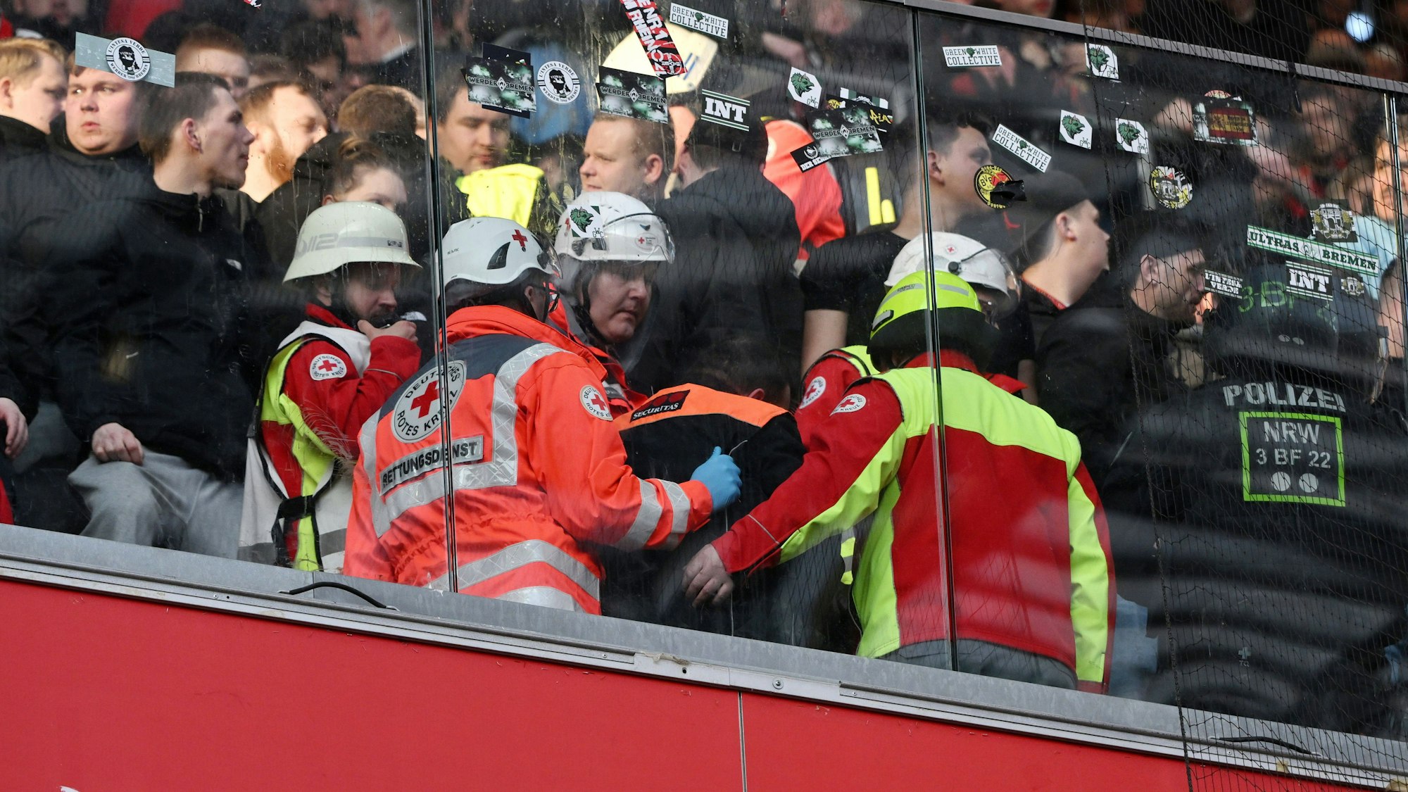 Auf den Zuschauerrängen in Köln kam es zu Rangeleien und Schlägereien zwischen den Fans, ein Ordner wurde verletzt und musste behandelt werden.