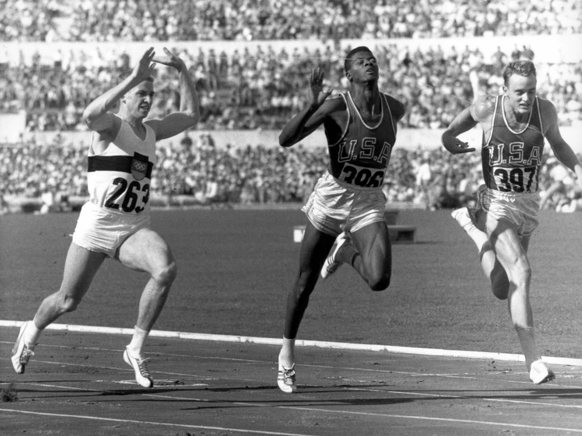 Armin Hary gewinnt vor Ray Norton und Dave Sime aus den USA den 100-Meter-Lauf bei den Olympischen Spielen 1960.