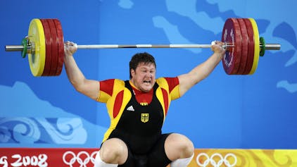 Matthias Steiner stemmt bei den Olympischen Spielen 2008 die Langhantel in die Höhe.