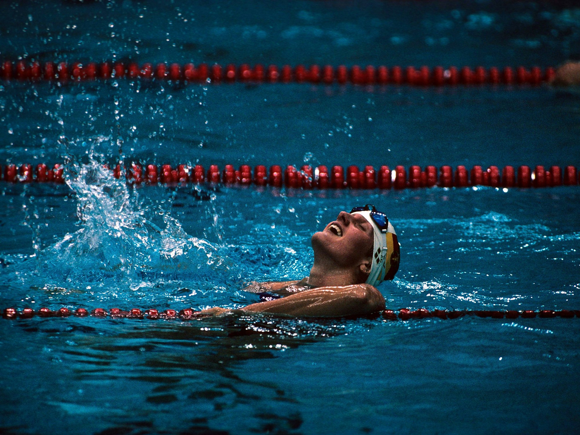 Kristin Otto jubelt im Becken über eine ihrer Goldmedaillen.