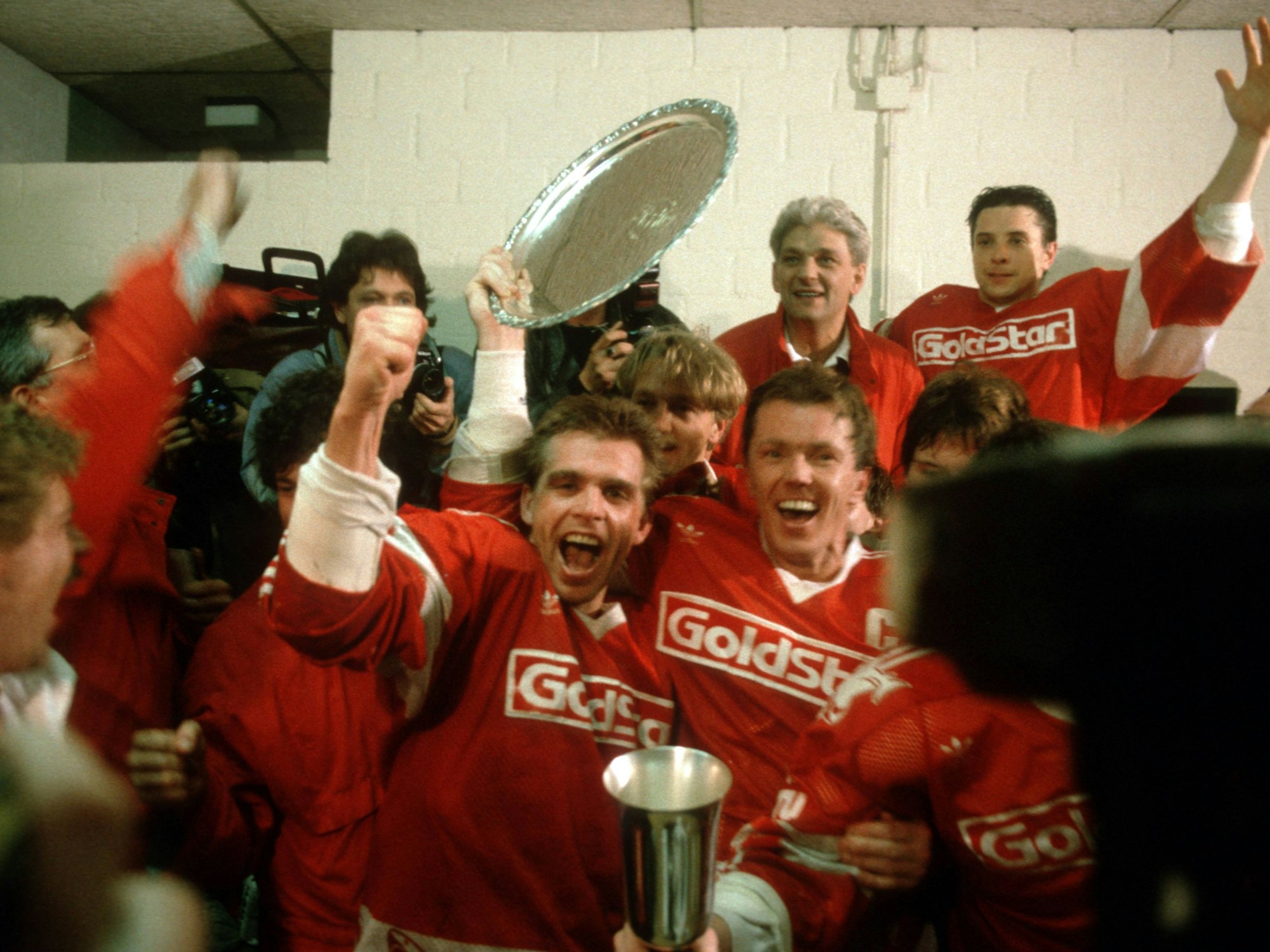 Die Spieler der Kölner Haie feiern in der Kabine die Deutsche Meisterschaft 1988.