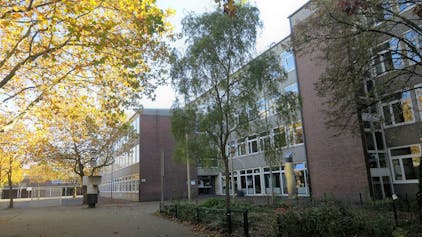 Die Kurt-Tucholsky-Hauptschule  am Helene-Weber-Platz in Neubrück