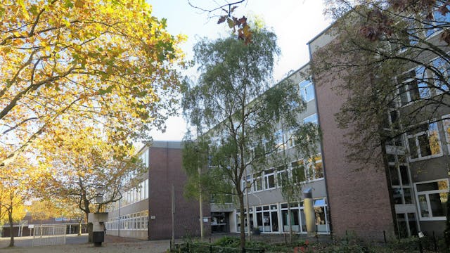 Die Kurt-Tucholsky-Hauptschule  am Helene-Weber-Platz in Neubrück