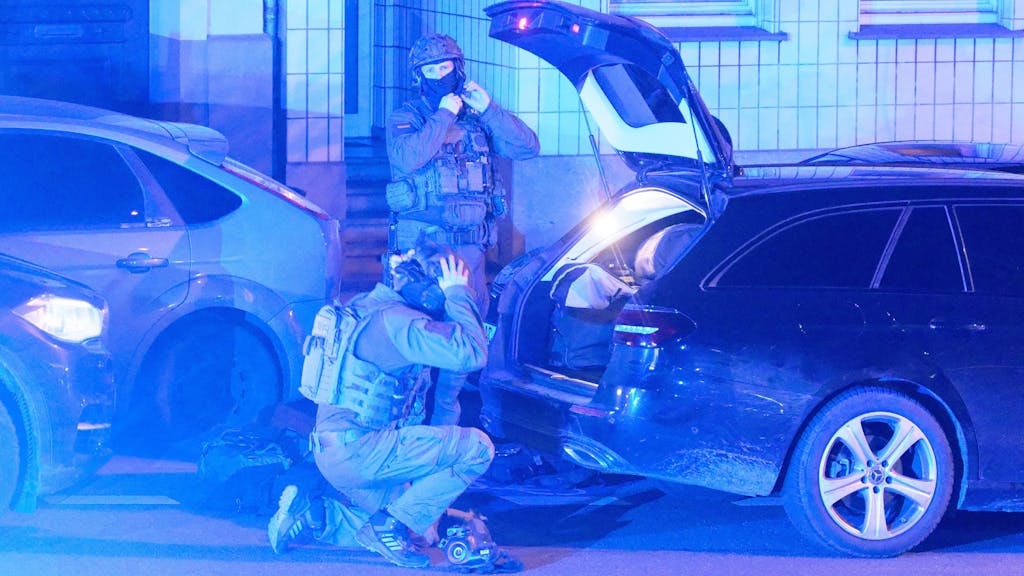 Schwer bewaffnete Polizeikräfte sind vor einem Aachener Krankenhaus im Einsatz.