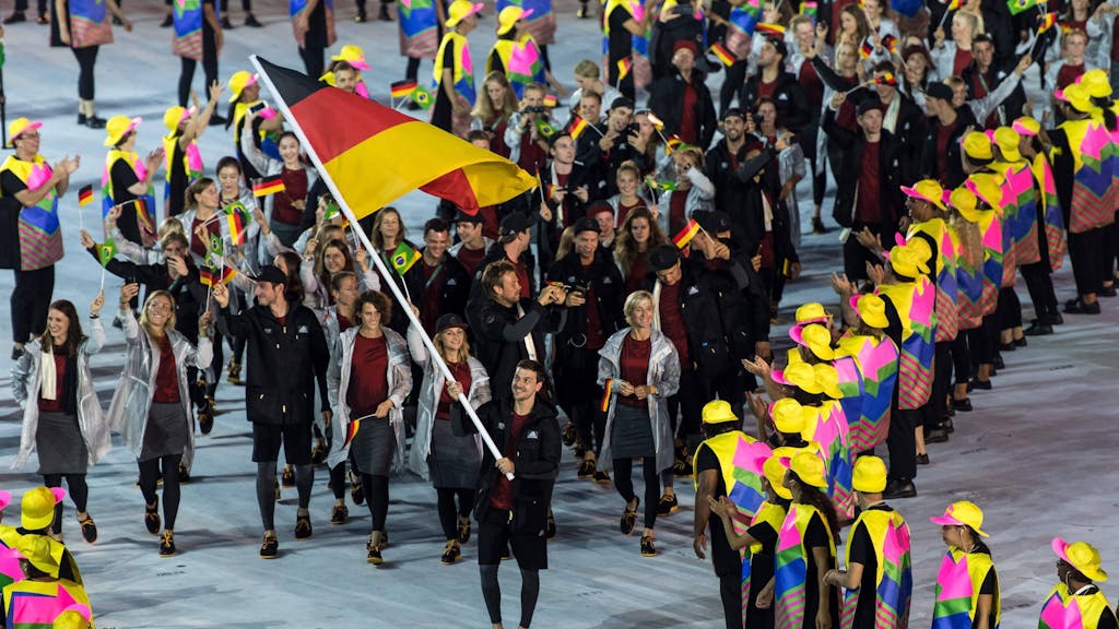 Die deutsche Olympia-Mannschaft um Fahnenträger Timo Boll beim Einlauf bei der Eröffnungsfeier der Olympischen Sommerspiele 2016.