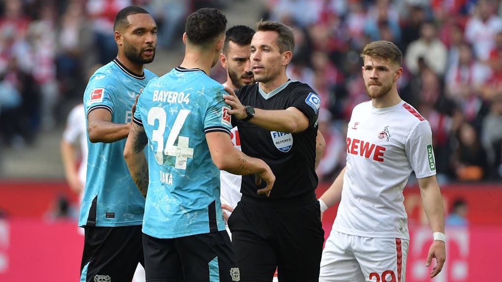 Schiedsrichter Tobias Stieler unterbindet ein Wortgefecht zwischen Granit Xhaka (Bayer Leverkusen) und Jan Thielmann (1. FC Köln).
