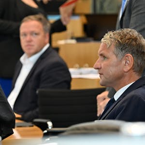 Björn Höcke (r, AfD) und Mario Voigt (l, CDU), Fraktionsvorsitzende ihrer Parteien, im Plenarsaal des Thüringer Landtag.&nbsp;