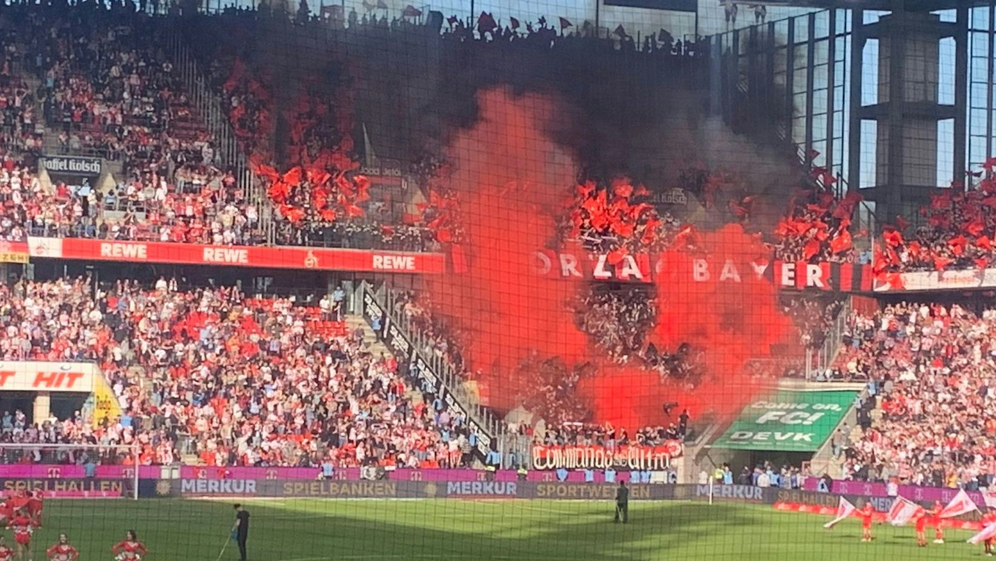 Pyrotechnik wurde beim Derby im Stadion abgebrannt.