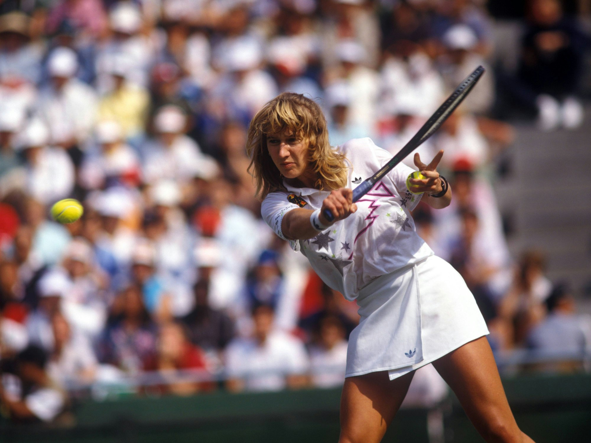 Steffi Graf kurz nach einem Schlag bei den Olympischen Spielen 1988.