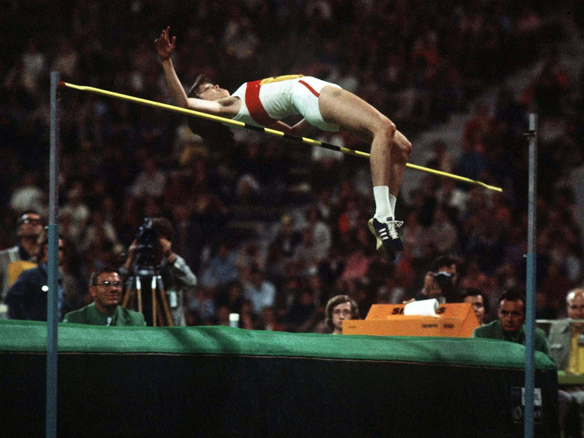 Ulrike Meyfarth mitten während eines Sprungs bei den Olympischen Spielen 1972.