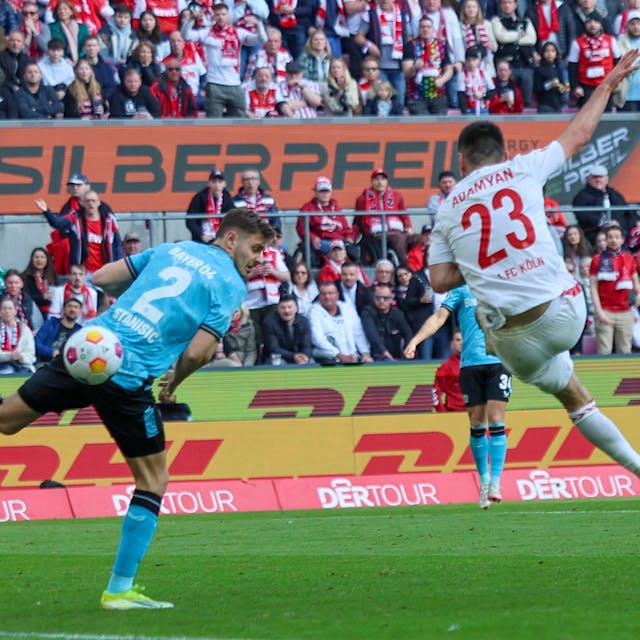 FC-Angreifer Sargis Adamyan schließt artistisch ab, trifft aber nur den Innenpfosten des Leverkusener Tores.
