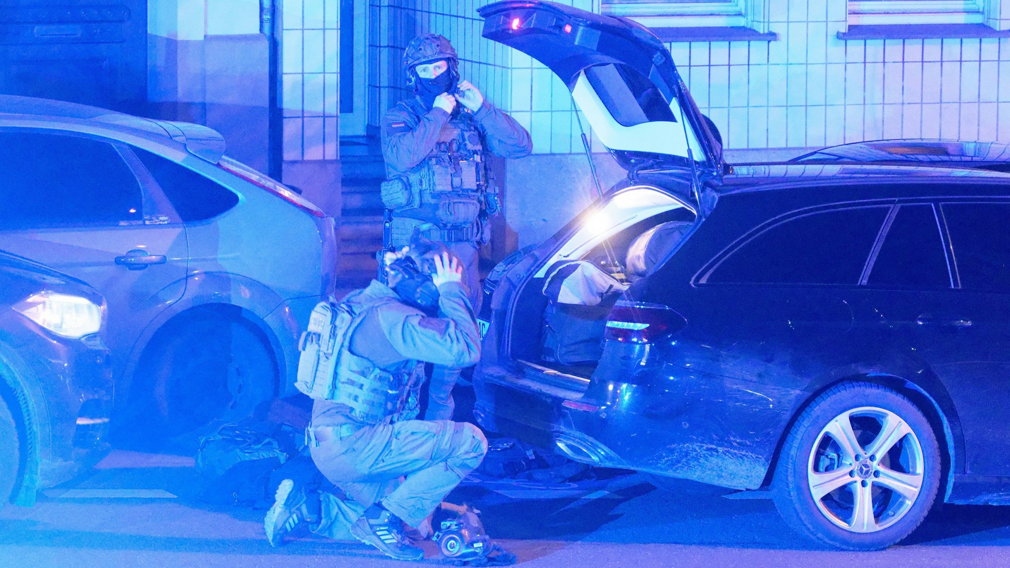 Schwer bewaffnete Polizisten sind am Luisenhospital im Einsatz.