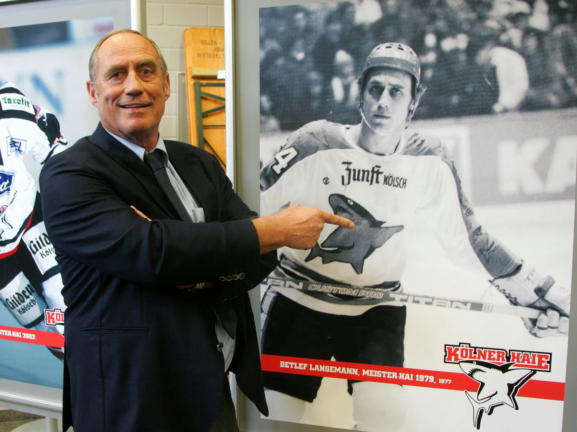 75 Jahre Eishockey in Köln, Detlev Langemann vor seinem eigenen Foto.