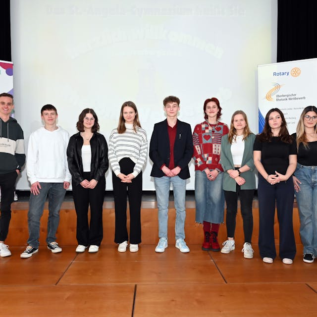 Das Foto zeigt die Teilnehmenden des Rhetorik-Wettbewerbs, ausgerichtet von vier Rotary-Clubs aus Oberberg.