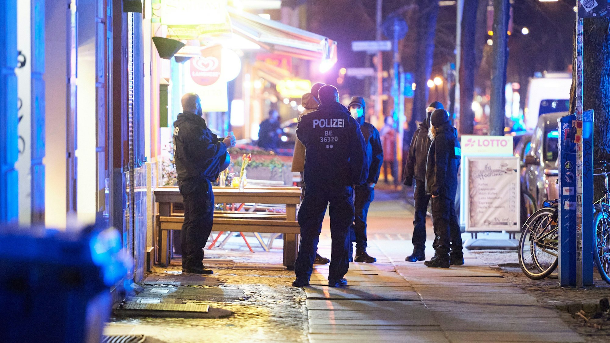 Suche nach RAF-Terroristen am Sonntagabend: Polizisten stehen vor einer Wohnung in Berlin, wo Staub und Garweg vermutet wurden.