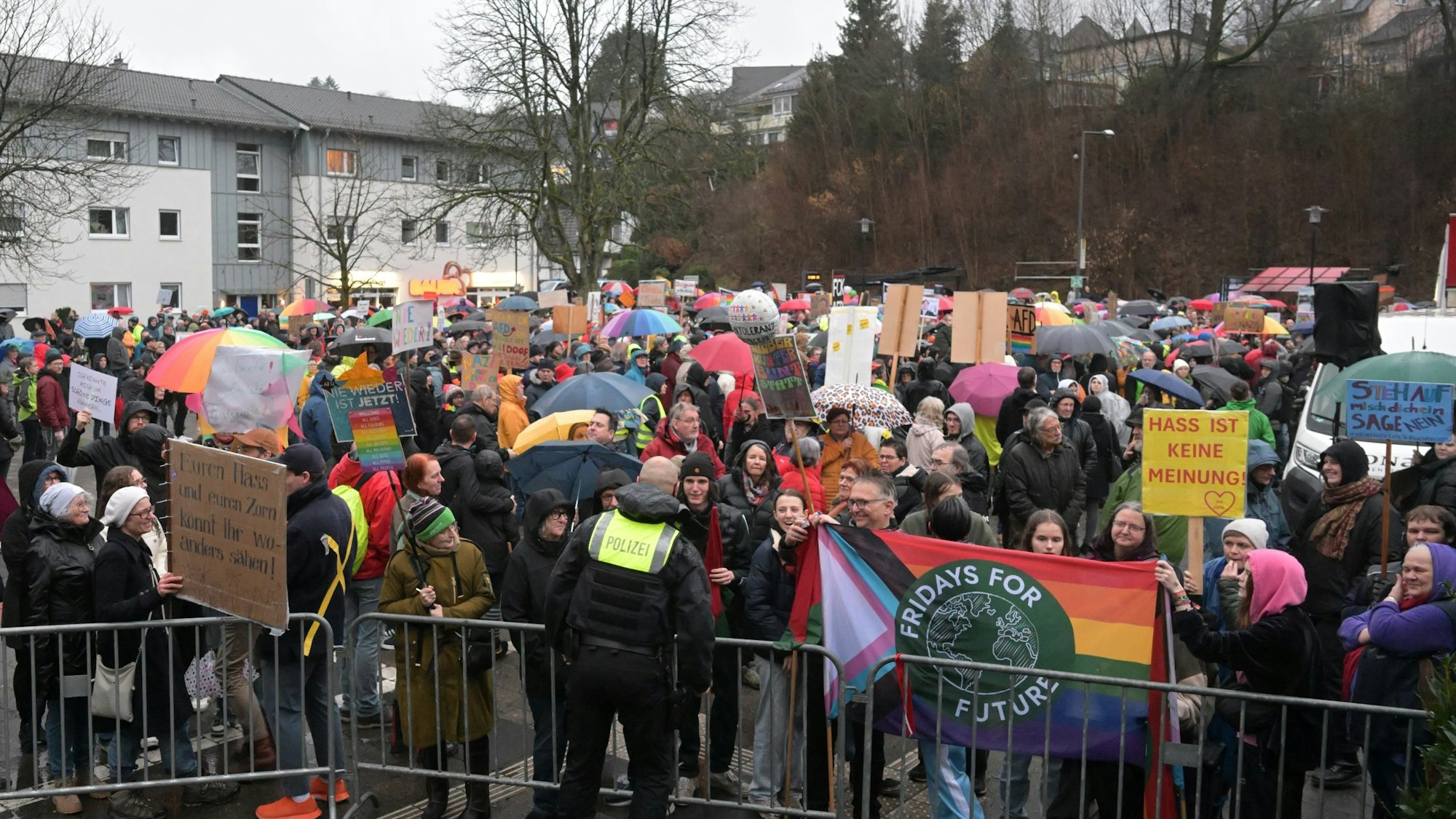 Rund 1.000 Kürtener zeigten Flagge gegen rechts.
