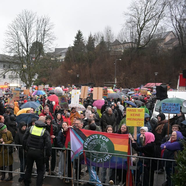 Rund 1.000 Kürtener zeigten Flagge gegen rechts.