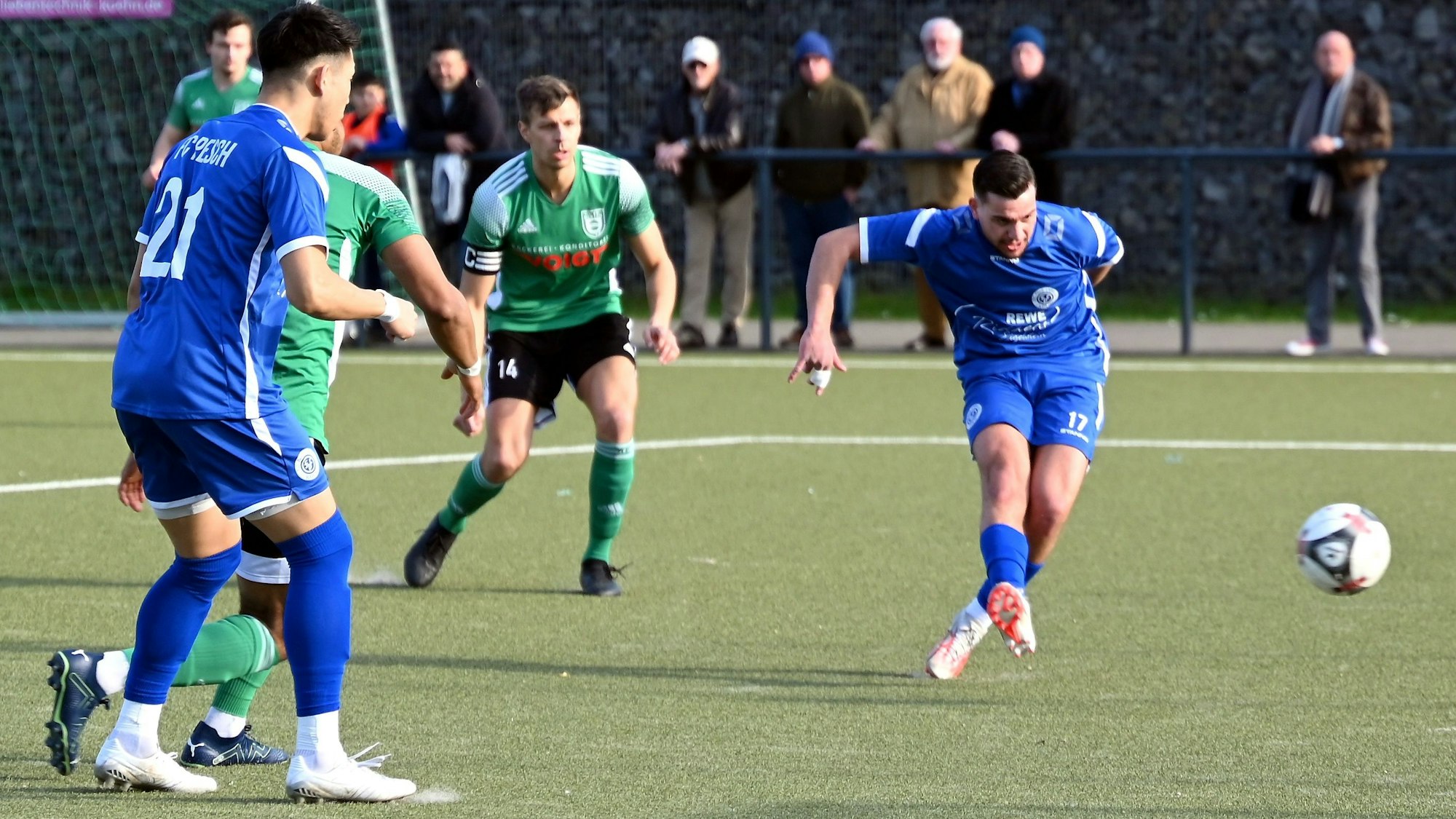 03.03.2024, Fussball-FC Pesch-Merten

Torschuss zum 1:0 für Pesch durch Melih Satilmis (rechts) 

Foto: Uli Herhaus