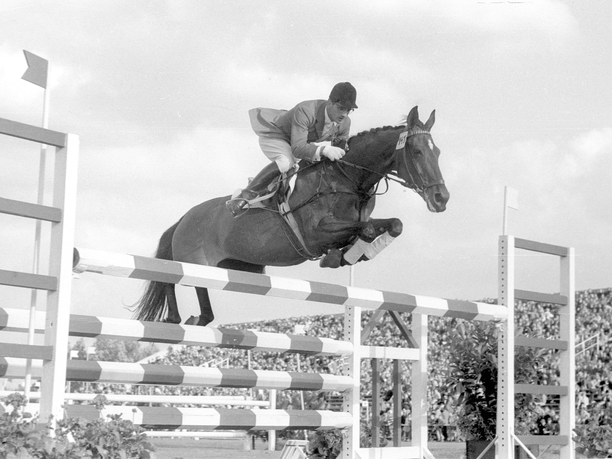Hans Günter Winkler springt auf seinem Pferd Halla über ein Hindernis.
