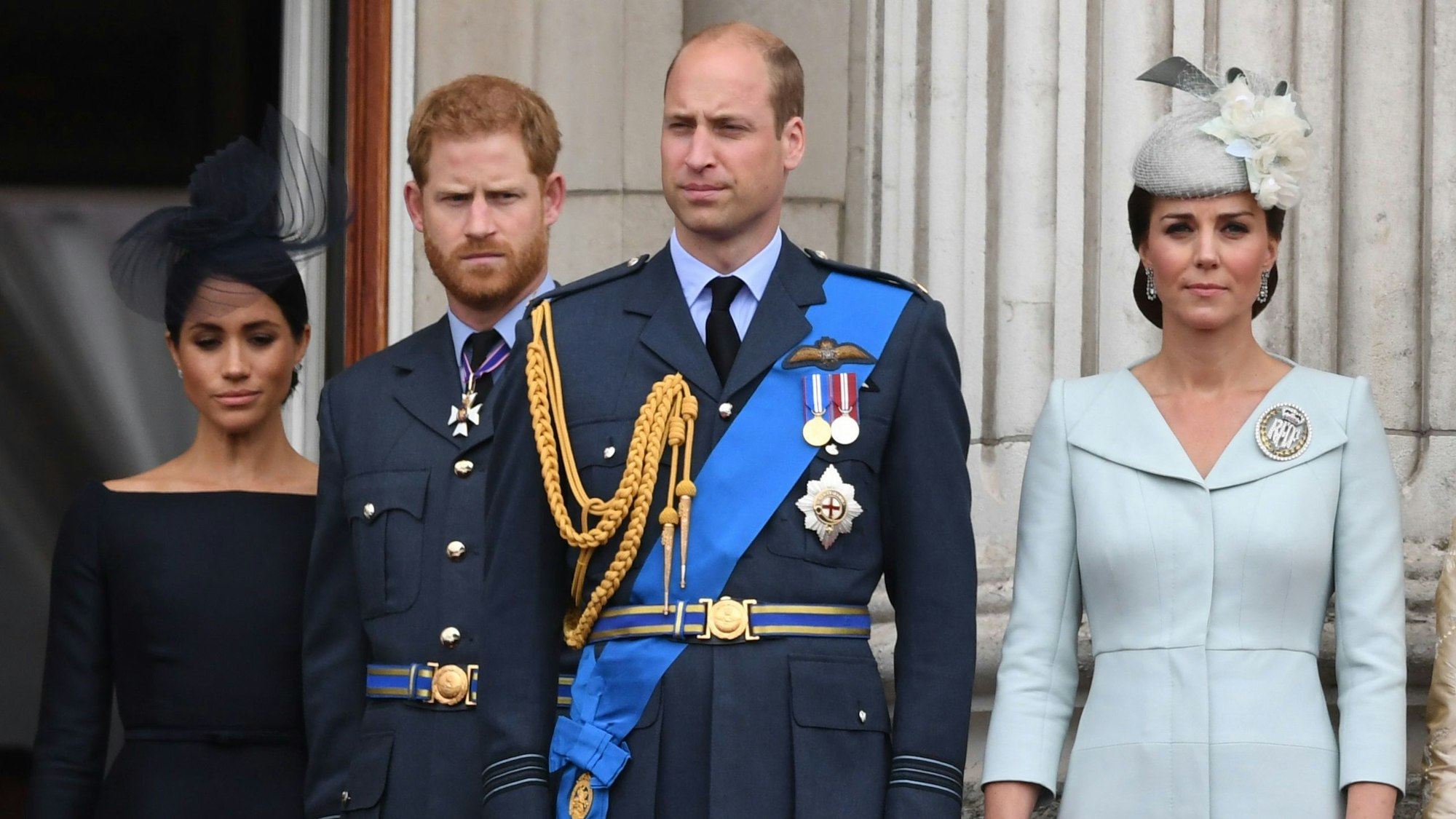 Herzogin Meghan (l-r), Prinz Harry, Prinz William und Herzogin Kate stehen auf dem Balkon des Buckingham-Palasts, um eine Luftparade zum 100. Jahrestag der britischen Luftwaffe, die Royal Air Force (RAF), zu beobachten.