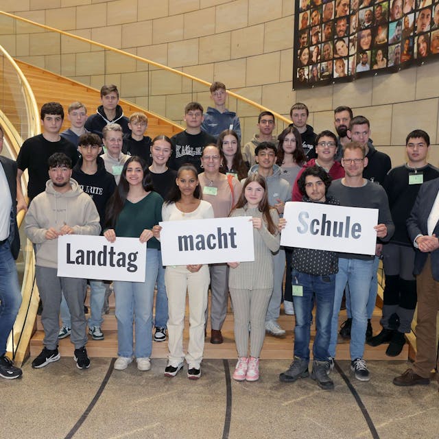 Das Foto zeigt eine Gruppe von Jugendlichen im Düsseldorfer Landtag.
