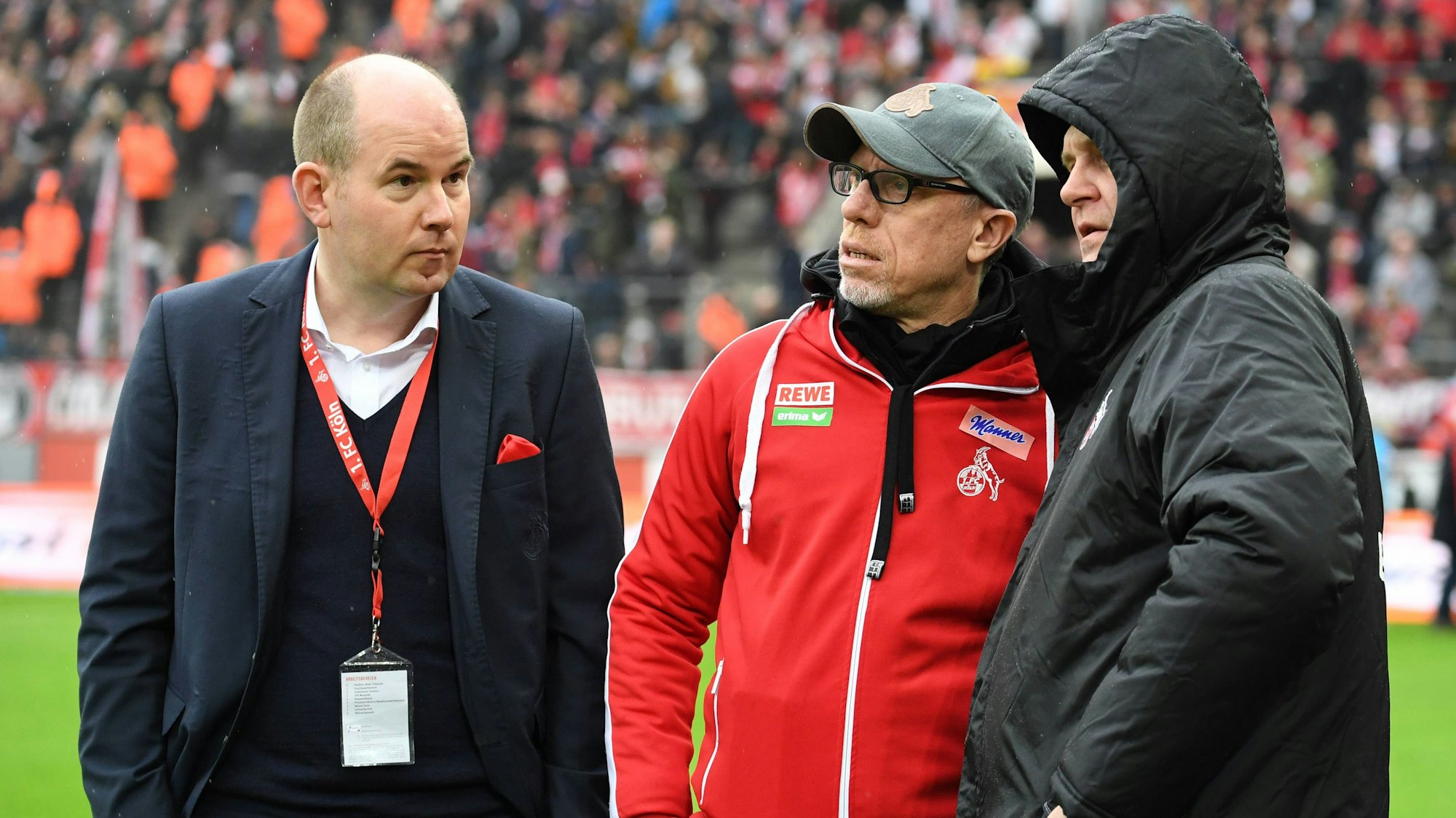 Alexander Jacob (l.) beim Bundesliga-Spiel des 1. FC Köln gegen Hertha BSC neben dem damaligen Trainer Peter Stöger und dessen Sport-Boss Jörg Schmadtke.