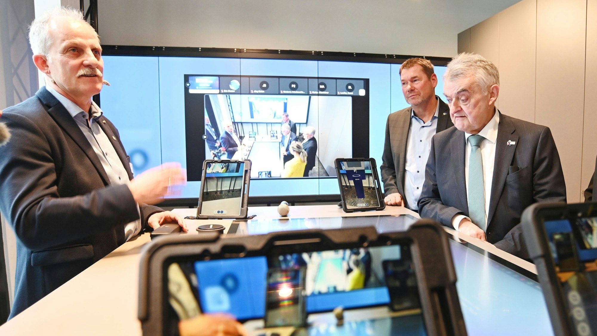 Leiter der Dienststelle für Prävention Ralf Trippe (v.l.n.r.) zeigt LKA-Chef Ingo Wünsch und NRW-Innenminister Herbert Reul eine neue Beratungssoftware.