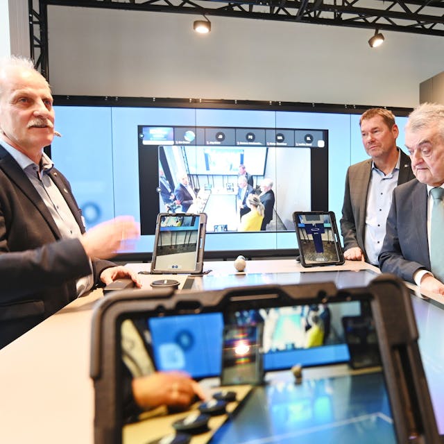 Leiter der Dienststelle für Prävention Ralf Trippe (v.l.n.r.) zeigt LKA-Chef Ingo Wünsch und NRW-Innenminister Herbert Reul eine neue Beratungssoftware.