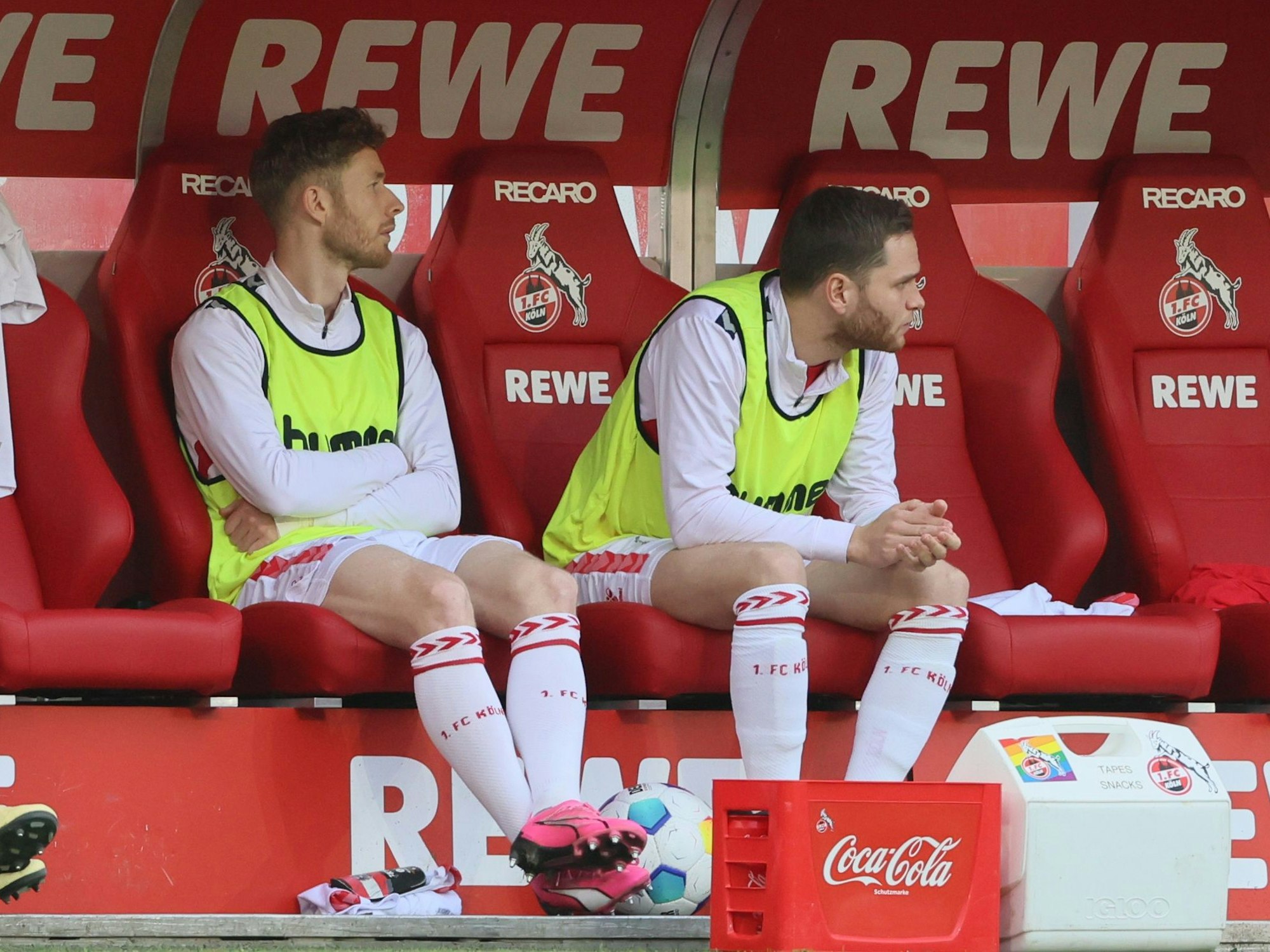 Florian Kainz beim 1. FC Köln auf der Bank mit Kollege Benno Schmitz.