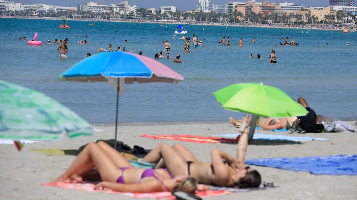 Menschen verbringen im Sommer 2023 einen Sommertag am Strand Arenal: Gute Aussichten gibt es auch fürs Tourismusjahr 2024.