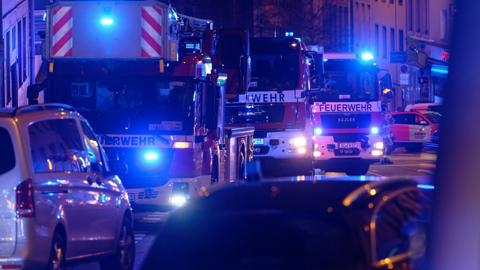 Einsatzfahrzeuge der Feuerwehr stehen vor einem Aachener Krankenhaus. Die Polizei ist wegen einer „möglichen Bedrohungssituation“ im Aachener Luisenkrankenhaus im Einsatz.
