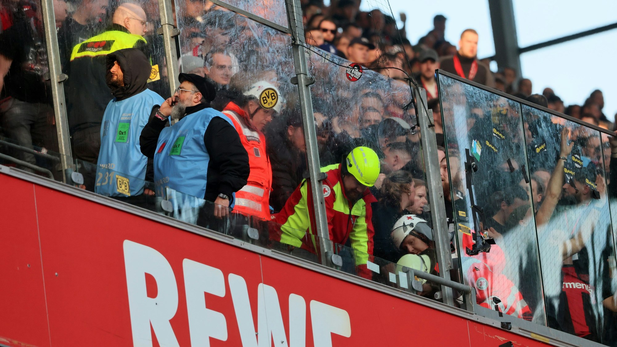Einsatzkräfte am Ort der Auseinandersetzungen zwischen Fans des 1. FC Köln und von Bayer Leverkusen.
