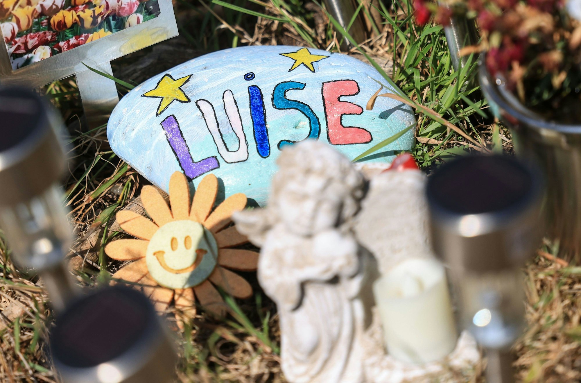 Ein Stein mit dem aufgemaltem Namen „Luise“ liegt am Waldrand an der Stelle, an der das Mädchen Luise tot gefunden wurde.