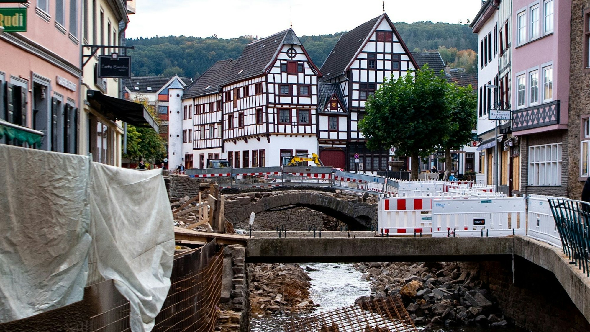 Das Bild zeigt Bad Münstereifel 100 Tage nach der Flut. Noch ist sehr viel im Bereich der Erft und der Innenstadt kaputt.