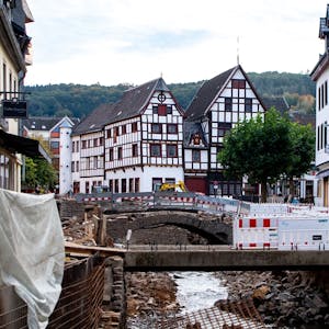 Das Bild zeigt Bad Münstereifel 100 Tage nach der Flut. Noch ist sehr viel im Bereich der Erft und der Innenstadt kaputt.